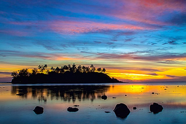 Image of sunrise at Muri Lagoon, Rarotonga, Cook Islands using the Golden Ratio spiral composition by Sarah Vercoe.