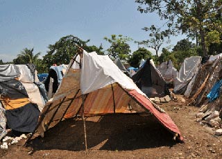 Photo of bedsheet camp in Thozin, Haiti