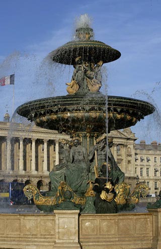 Photo of an ornate water fountain in Paris by Andy Long